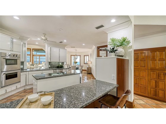 Kitchen breakfast bar - Single Family Home for sale at 6211 Gulf Of Mexico Dr, Longboat Key, FL 34228 - MLS Number is A4511733