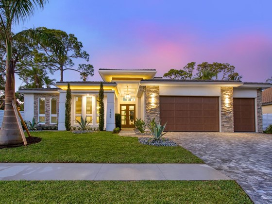 Single Family Home for sale at 1615 N Lake Shore Dr, Sarasota, FL 34231 - MLS Number is A4519095